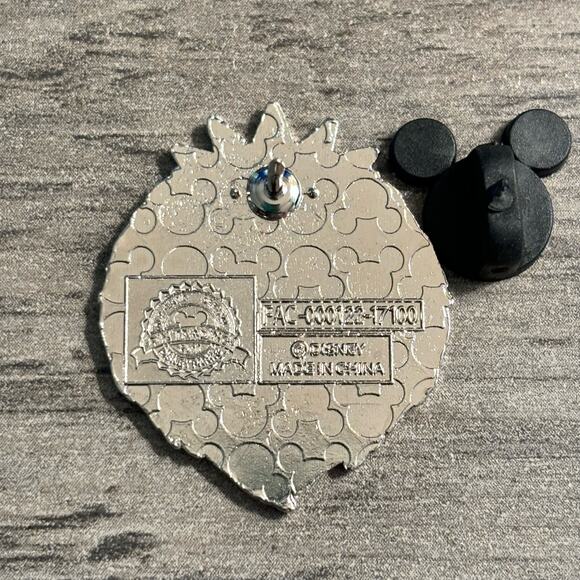 Disney Tsum Tsum Character Pin - King Triton from The Little Mermaid Trading Pin - Picture 3 of 3